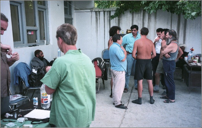 на фото Замир Кабулов (главный переговорщик от МИД России) общается с экипажем