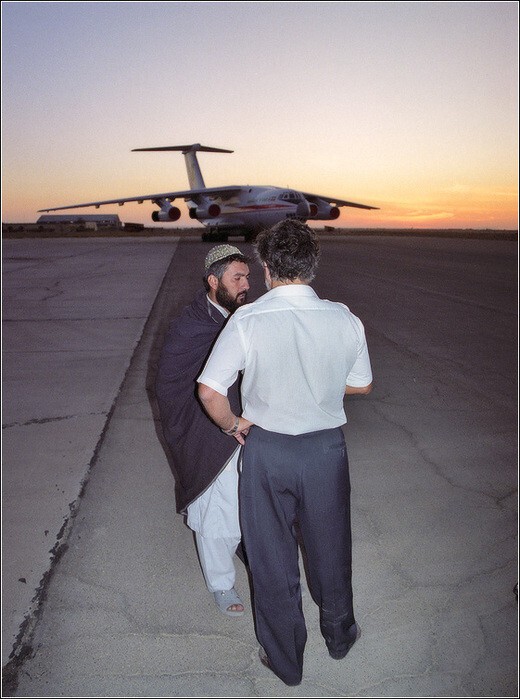 на фото пилот МИГ-21 Гулям и Мунир Файзуллин. Это он,Мунир Файзуллин, регулярно мотался из Шарджи в Кандагар, доставляя экипажу продовольствие и воду