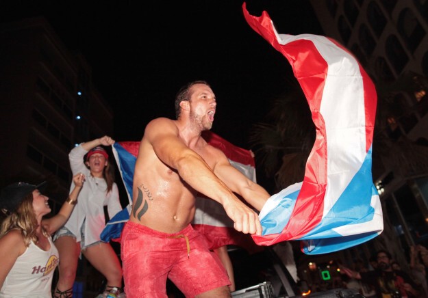 Фанаты вышли праздновать победу Моники на улицы города, они размахивали флагами и скандировали имя победительницы.
