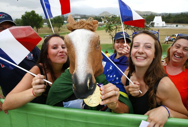 Для французской женской команды по конному спорту преданный болельщик сделал все, что мог