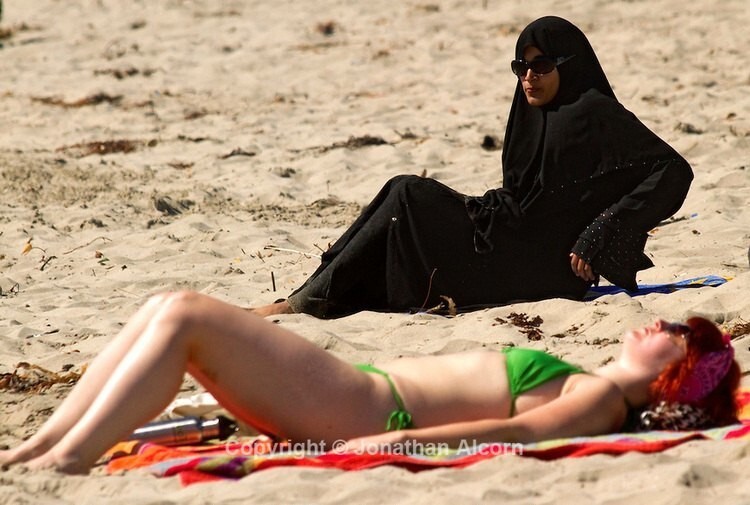 На корсиканском пляже поспорили о религии	