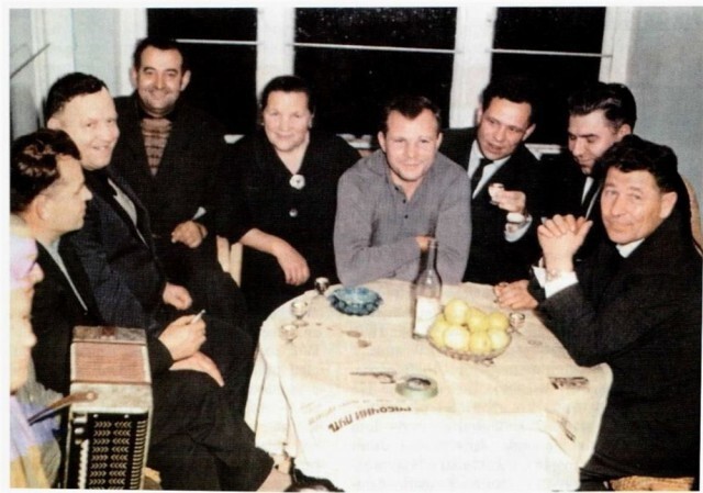  Юрий Гагарин в окружении семьи и близких друзей. 