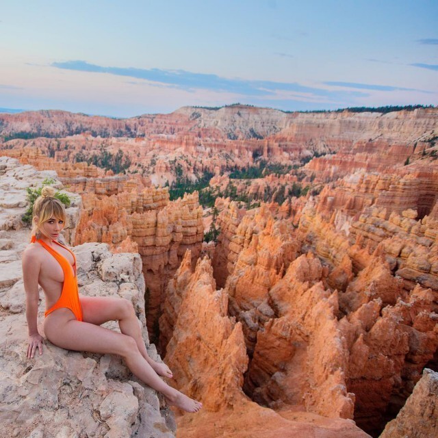 Свежие снимки путешествующей модели Сары Андервуд из Instagram*