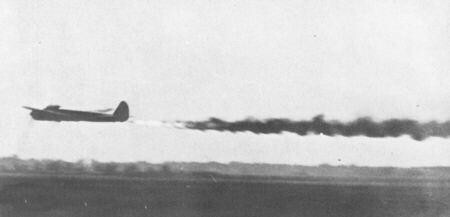 9. Немцы проводят испытание необычного оборонительного вооружения - авиационного огнемёта