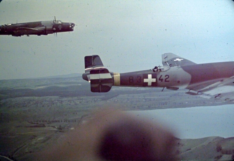 30. Бомбардировщики Ju-86K с венгерскими опознавательными знаками в полёте