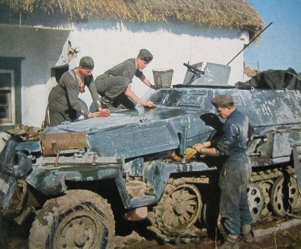 31. Немецкие солдаты отмывают свой БТР от зимнего камуфляжа