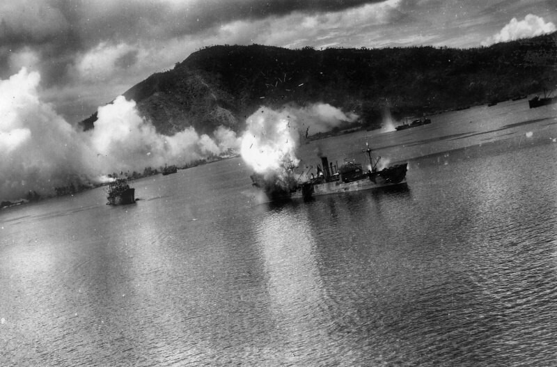 8. Японские транспортные суда под атакой американских бомбардировщиков в бухте Симпсон Харбор