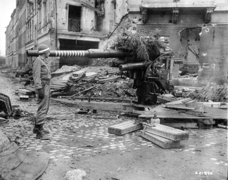 12. Захваченное американцами немецкое 88-мм орудие FlaK 36/37 на улицах Кёльна