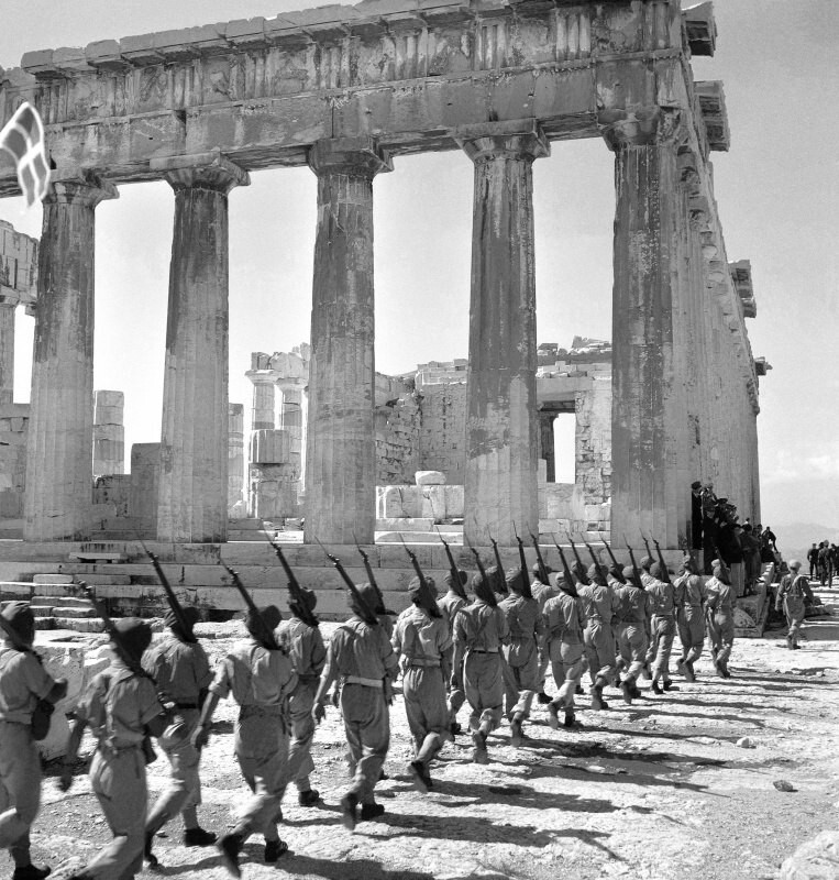 35. Колонны британских военнослужащих маршируют через Акрополь в освобождённых Афинах