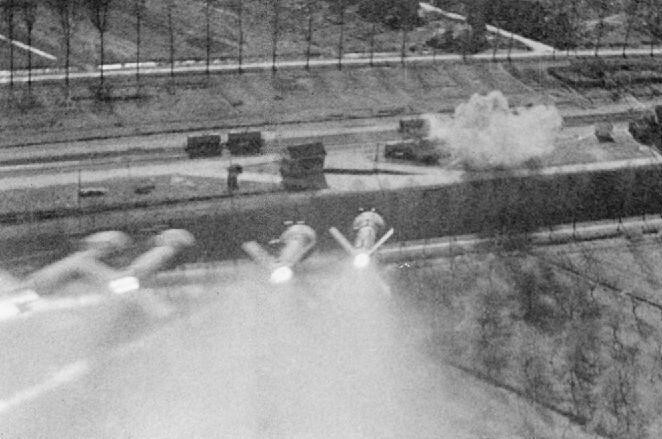 42. Hawker Typhoon ведёт огонь неуправляемыми реактивными снарядами по железнодорожной станции. 1944 год