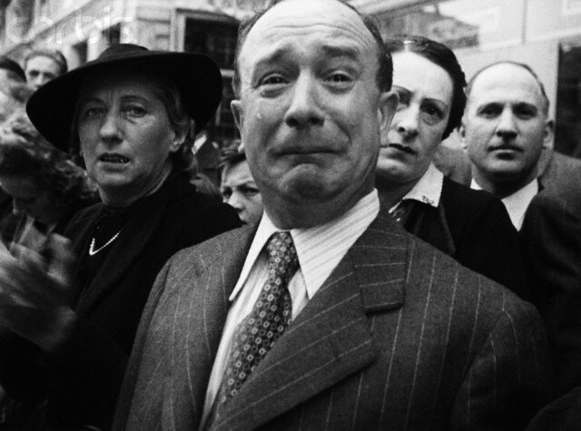44. Когда поднимается тема Франции 1940 года, очень часто в ней появляется фотография плачущего французского мужчины