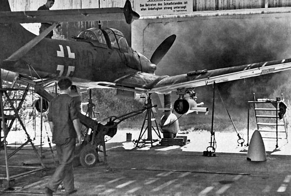 47. Техники пристреливают 75-мм подкрыльевые противотанковые пушки, установленные на истребителе танков Ju-87G-1