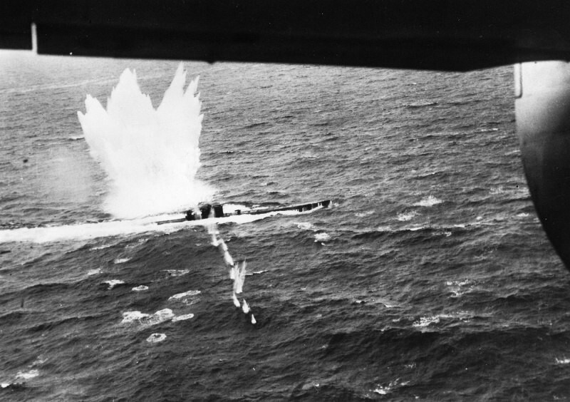 50. Немецкая подводная лодка подвергается атаке американского патрульного самолёта В-24 "Либерейтор" в Атлантике