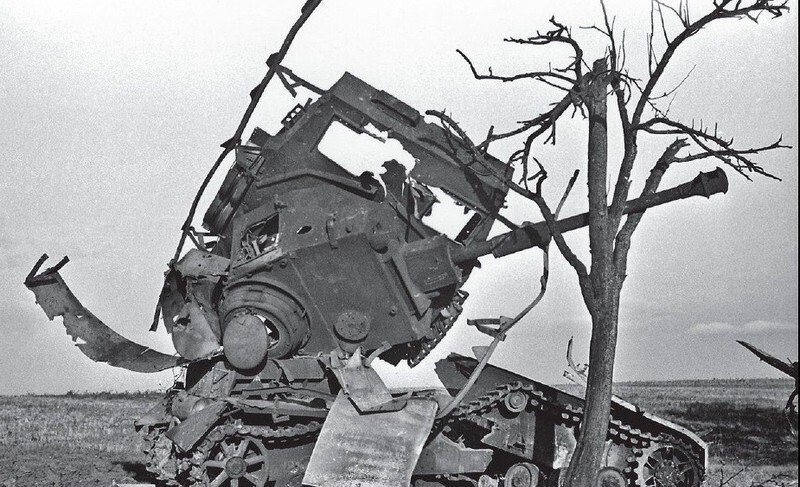 51. Останки немецкого танка Pz.IV ausf. J, уничтоженного американским истребителем-бомбардировщиком Р-47