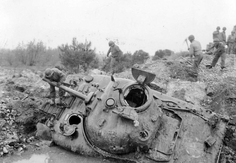 58. Американские солдаты возле танка М4 "Шерман", утонувшего в грязи в районе итальянского городка Латториа