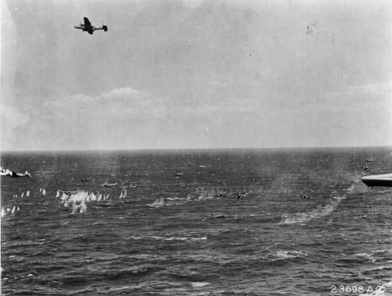 4. Группа немецких транспортных самолётов Ju-52 гибнет под огнём американских пулемётов в Сицилийском проливе