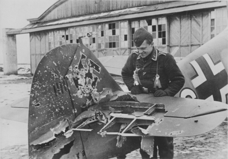 5. Пилот III./Jg54, унтер-офицер Герхард Райманн у своего повреждённого Bf-109F-4
