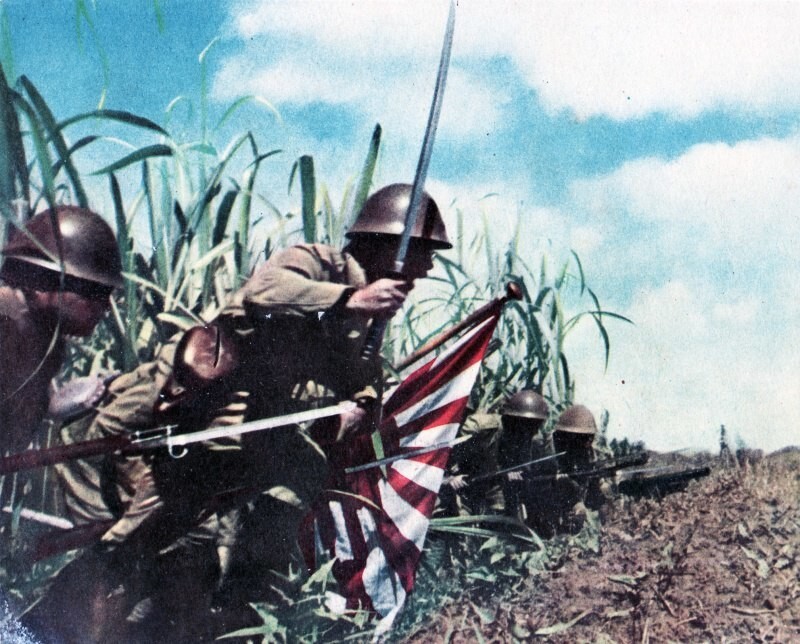 65. Подполковник Хацуо Цукамото (5-й отряд японской морской пехоты) поднимает бойцов в атаку. Район Кокода, Новая Гвинея