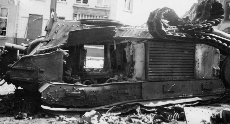 71. Останки французского танка Char B1-bis №309 Rhone, взорванного собственным экипажем на улице города Бомон. 16 мая 1940 года