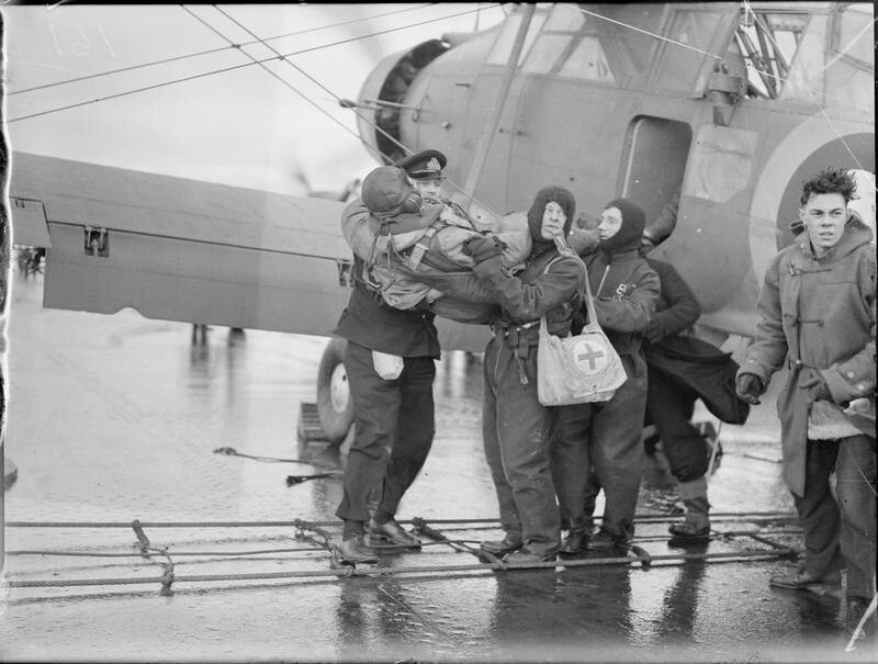 72. Команда авианосца HMS "Victorious" извлекает раненого наблюдателя из палубного торпедоносца Fairey Albacore. 9 марта 1942 года 