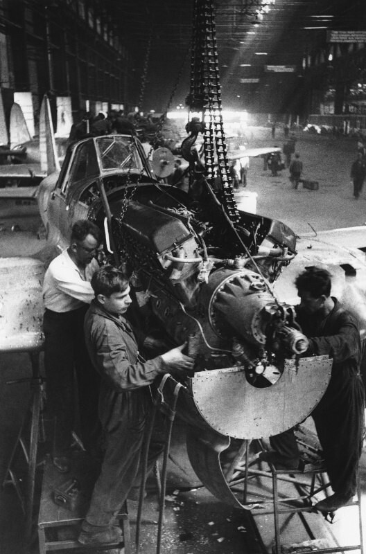 79. Монтаж двигателя АМ-38 на штурмовик Ил-2 на заводе №18 имени Ворошилова