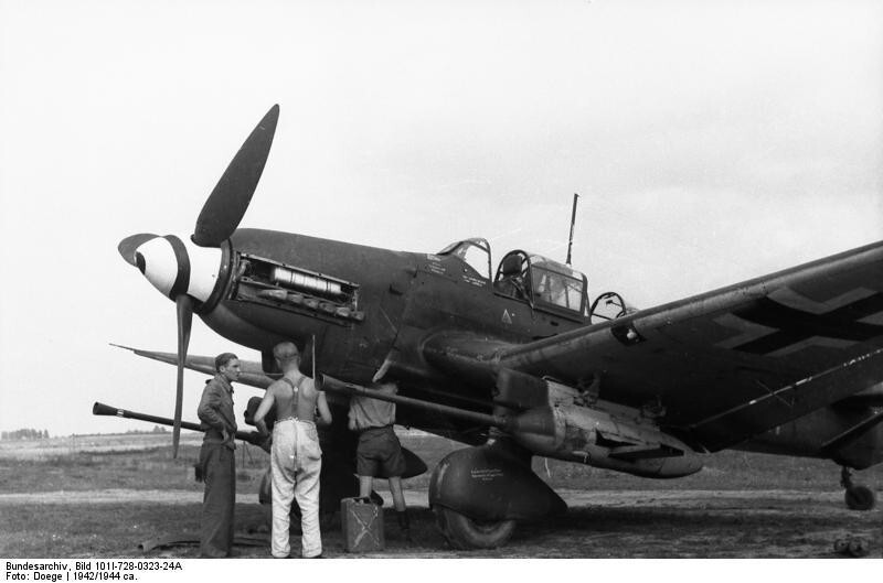 88. Аэродромное обслуживание немецкого самолёта-истребителя танков Ju-87G