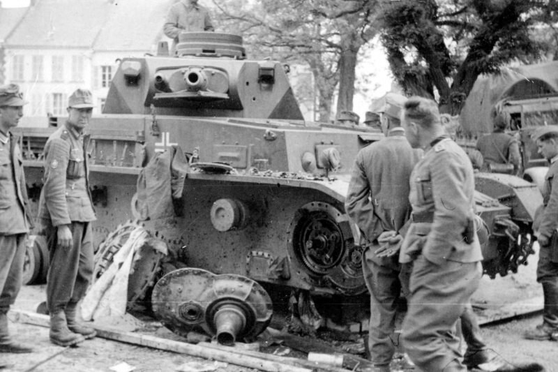 89. Экипаж проводит ремонт ходовой получившего повреждения в бою Pz.Kpfw.IV Ausf.С. Франция, Шато-Ферри, 1940 год