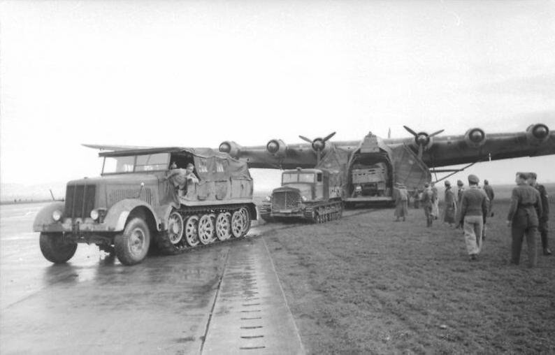 97. Ме-323D-1 "Гигант" ведёт погрузку техники. Северная Африка, декабрь 1942 года