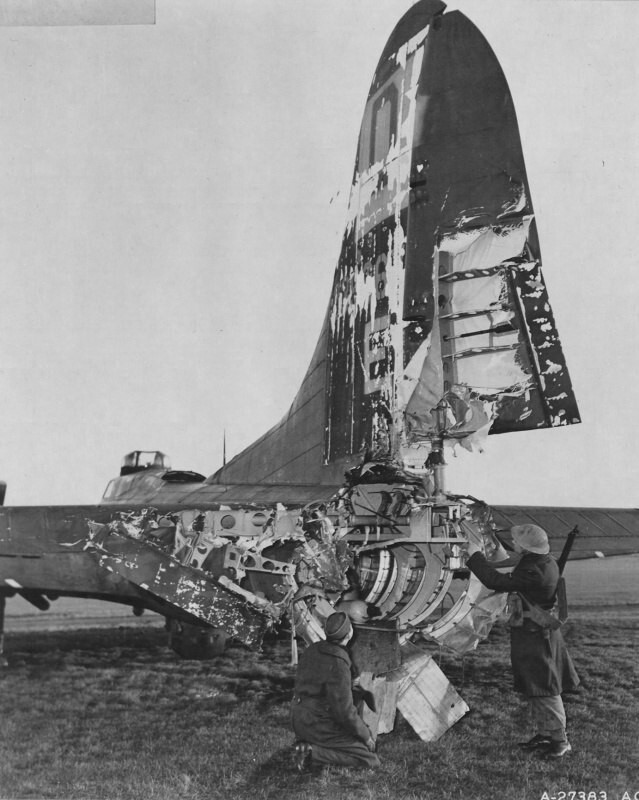105. Повреждения хвостовой части американского бомбардировщика B-17G-5-VE "Hang the Expense III"