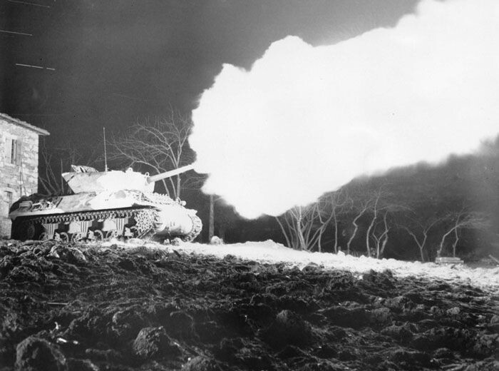 106. Истребитель танков М10 ведёт ночной обстрел позиций противника в районе горы Бельведер. Болонья, Италия, 20 февраля 1945 года