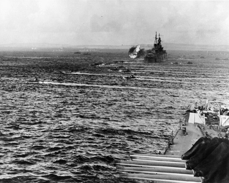108. Крейсер "Индианаполис" ведёт огонь по побережью о. Сайпан. 15 июня 1944 года