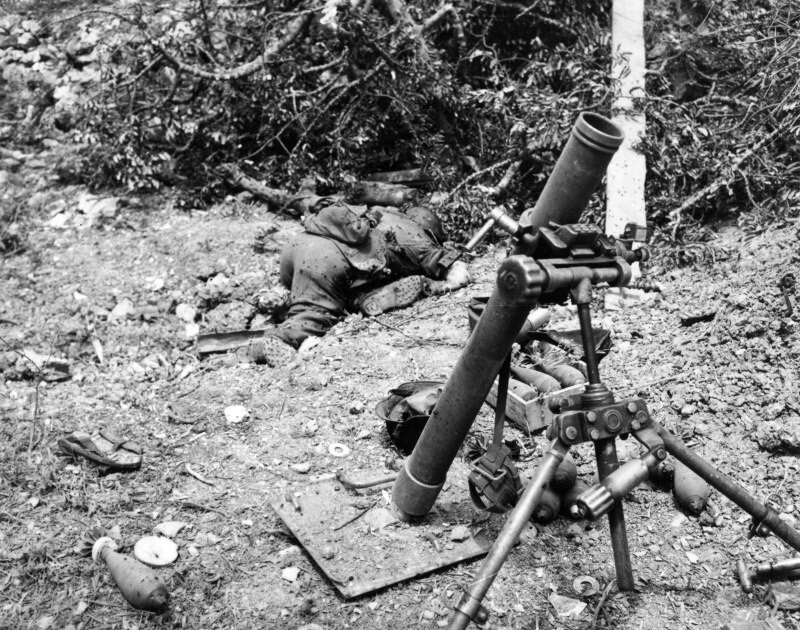114. Убитый немецкий миномётчик на позиции у своего 81-мм миномёта в районе Кастеллонорато