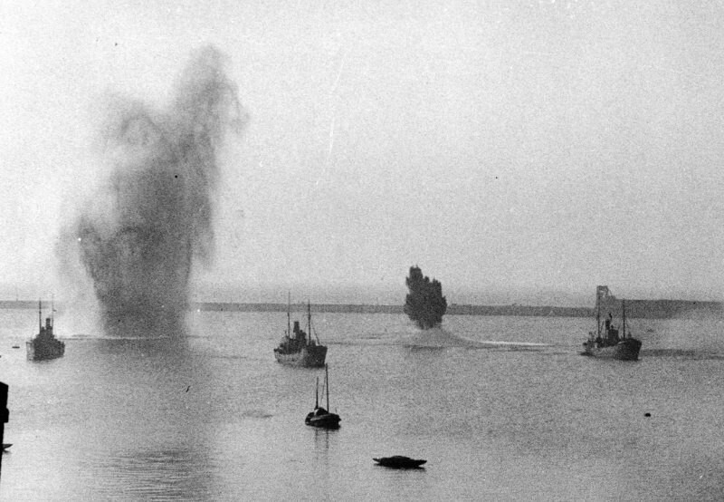 119. Немецкая авиация бомбит британские транспортные суда во время налёта на Дувр. Июль 1940 года