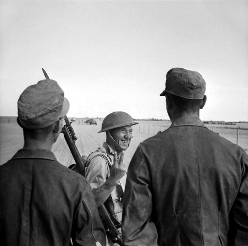 1. Британский солдат усмехается пленным немцам, захваченным под Эль Аламейном