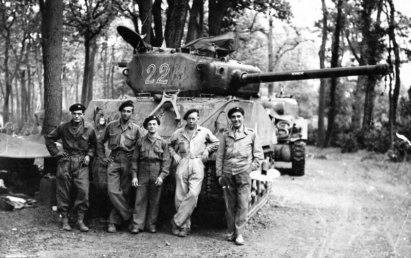 124. Французский экипаж на фоне танка Шерман M4A2(76) из 2-й роты 501-го танкового полка в Булонском лесу