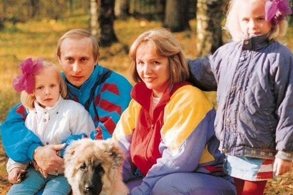 Владимир путин с дочерьми и бывшей супругой 