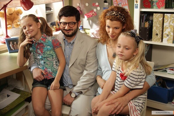 Михаил Галустян с дочерьми и женой 