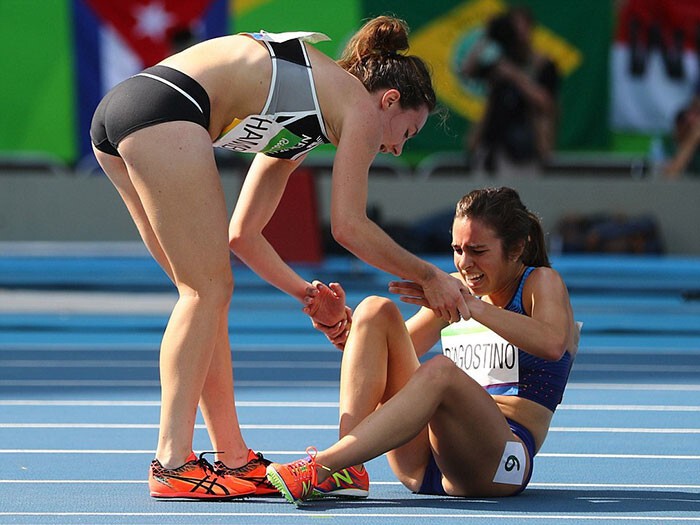 Новозеландская бегунья прервала забег, чтобы помочь упавшей сопернице
