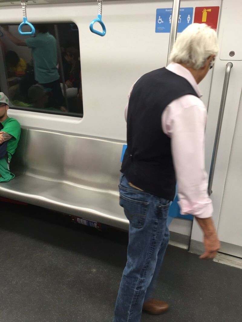 Седого мужичка в метро спросили, почему он не садится на место для пожилых