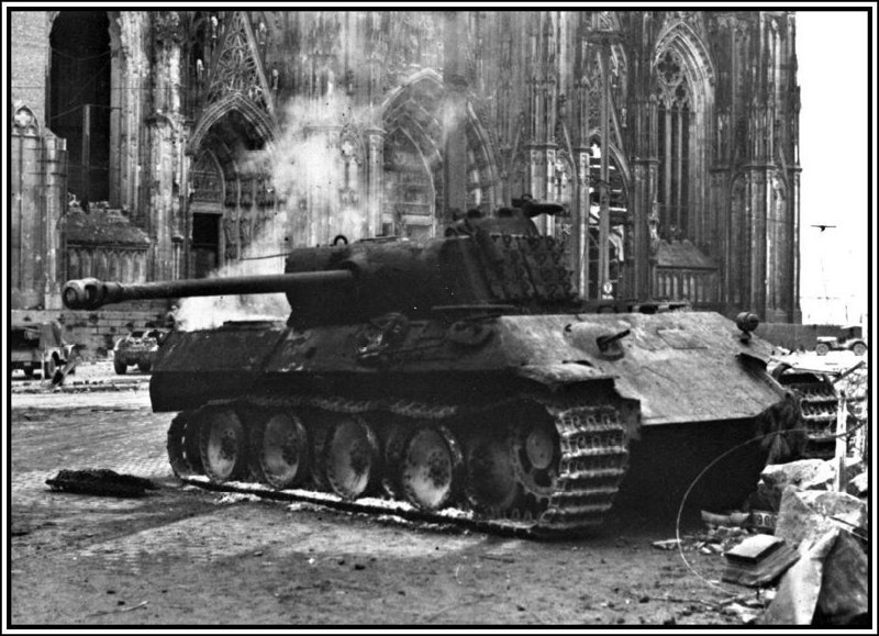 Сгоревший танк "Пантера" около Кельнского собора, 6 марта 1945 года.