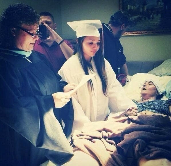 Девочка получает диплом о высшем образовании перед своей неизлечимо больной матерью. 