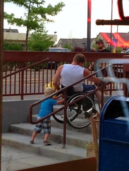 Ребенок помогает своему отцу инвалиду. 