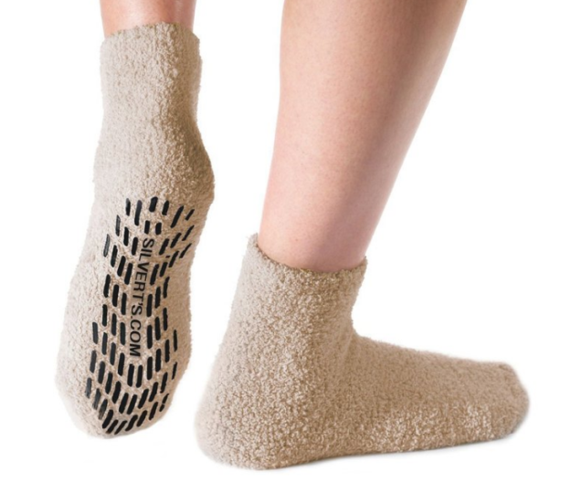 5. Уютные носки с резиновыми стопперами на подошве, которые не дадут вам поскользнуться
