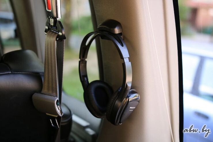 Видеосистема работает отдельно от автомагнитолы, пассажиры могут смотреть кино и слушать звук через беспроводные наушники