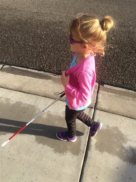 Готовясь к потере зрения, Кайли уже начала изучать язык Брайля и практиковаться в ходьбе с тростью.