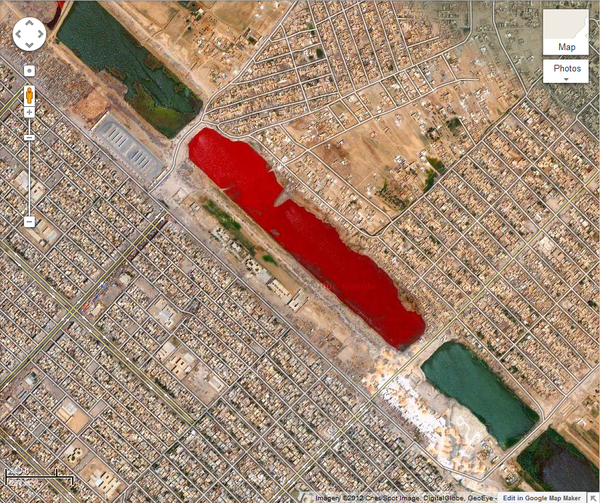 5. На Google картах можно найти кроваво-красное озеро. Оно располагается за пределами Садр-Сити в Ираке, и никто не знает, почему оно такого цвета.