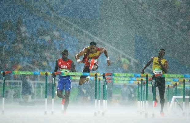 Эпатажный чемпион, спасительный нырок, хождение по головам и другие веселые сюжеты Олимпиады