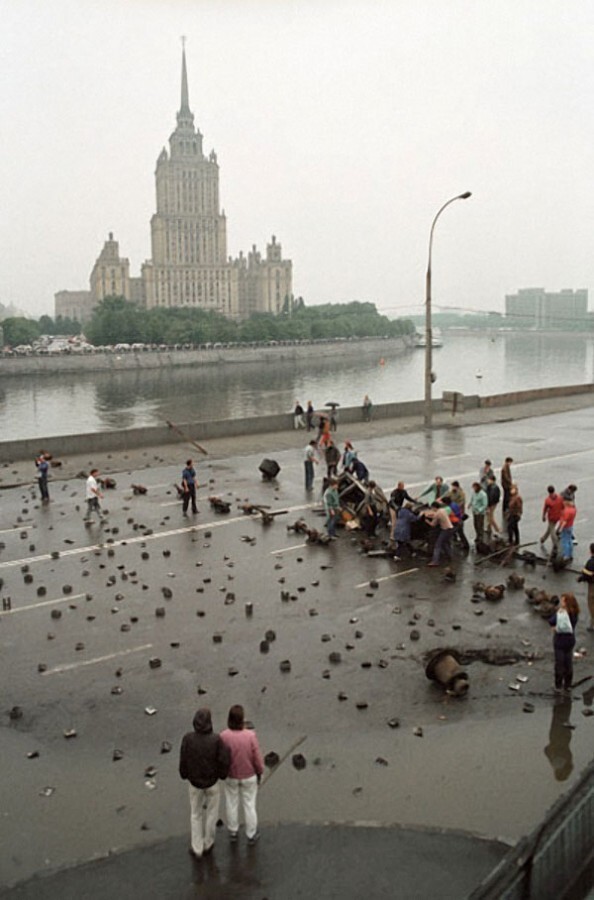 Москвичи строят баррикады на подступах к зданию Верховного Совета РСФСР во время путча ГКЧП