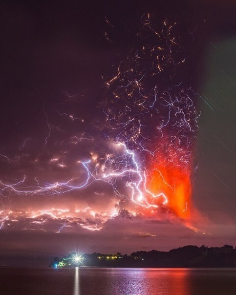 Молния и извержение чилийского вулкана Кальбуко