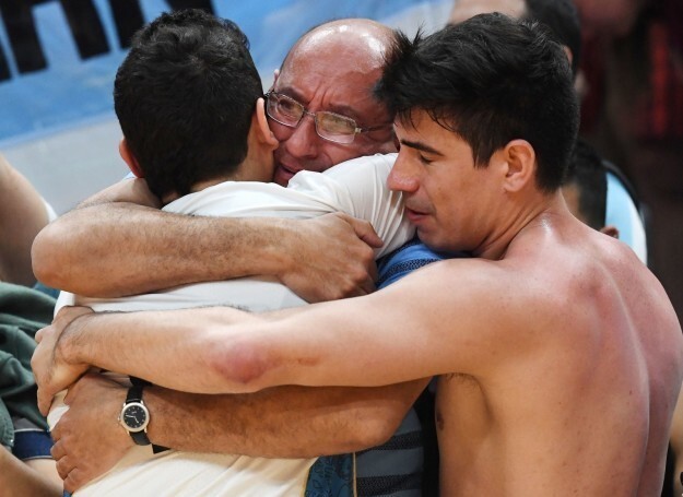 Бруно Лима обнимает отца после победы аргентинской сборной по волейболу в квалификационном матче против команды России
